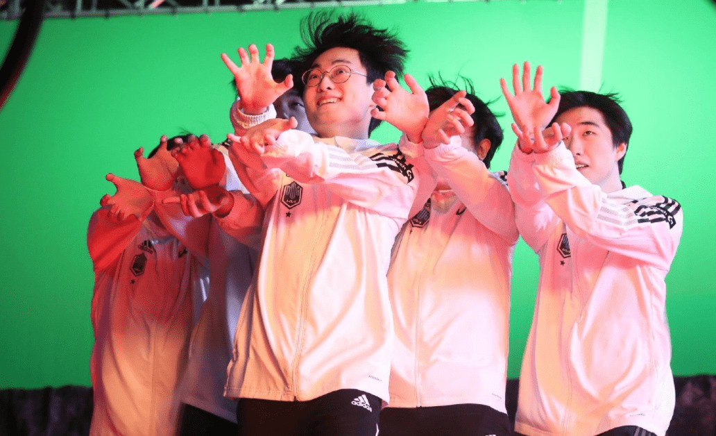 开云下载-关于NS碾压JDG，ShowMaker关键团战开团秒人鏖战多局成都决赛之夜，点燃全场激情的信息