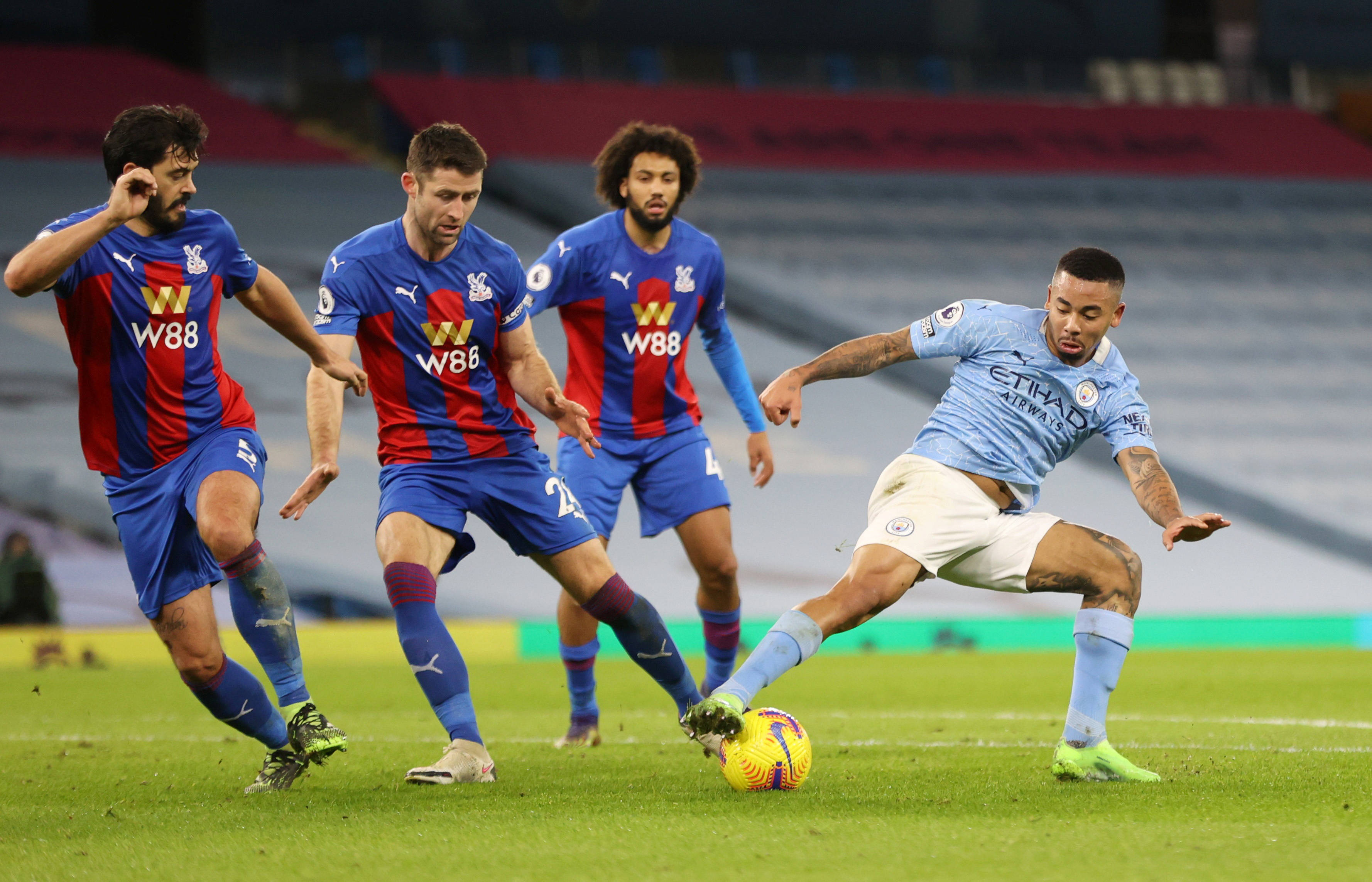 水晶宫主场告负，防守漏洞暴露，战绩斐然