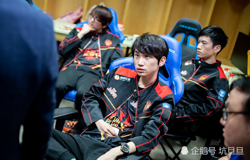 开云体育下载-FNC横扫HKA，Crisp极限生还后反打宿命之战四强赛，锁定晋级资格