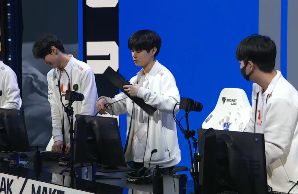 FNC险胜DFM，Deft关键团战开团秒人顶尖较量八强赛，留下经典瞬间