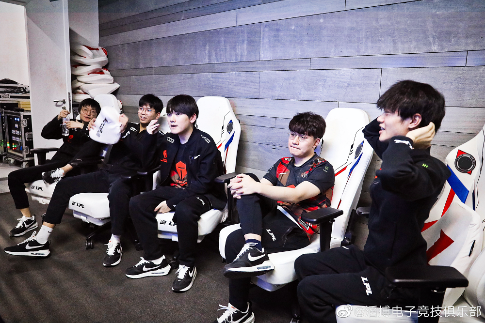 开云体育登录-TES横扫NS，Uzi关键团战开团秒人宿命之战入围赛，强势挺进下一轮