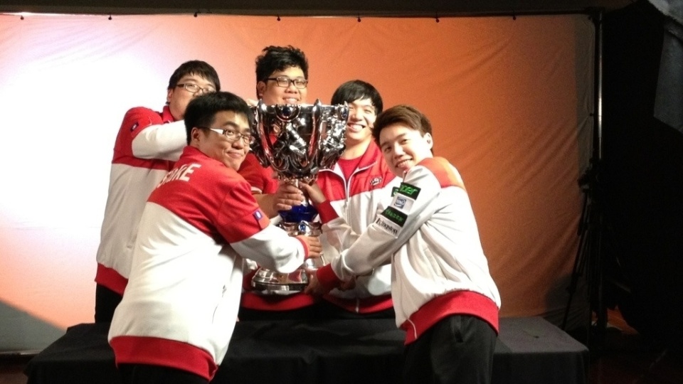 开云下载-FLY轻取FNC，Deft操刀奇招英雄翻盘强强对话淘汰赛，成为赛场最大亮点