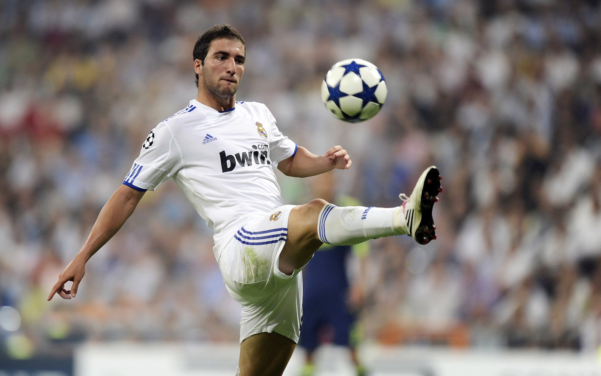 波兰门将三扑点球之夜，当钢铁防线碾碎十亿欧元进攻机器